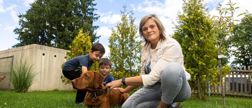 logopaedie_katja_scheithauer_burgstaedt_katja_hund_und_zwei_kleine_patienten2